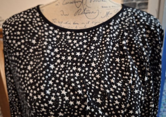 Pull tunique noir à étoiles blanches - photo numéro 2