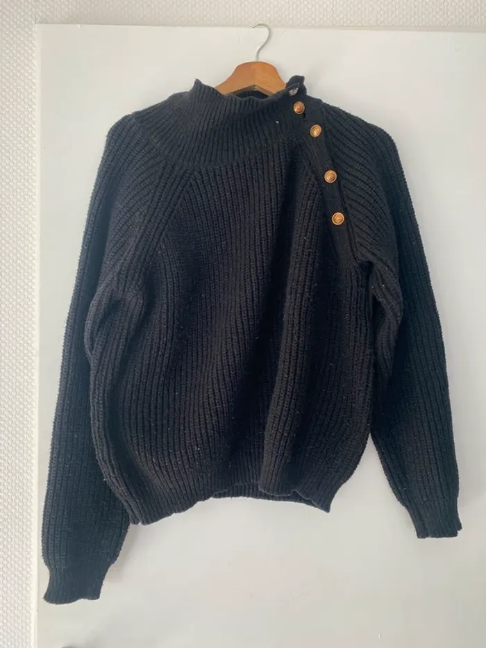 Pull en laine avec bouton noir dorée