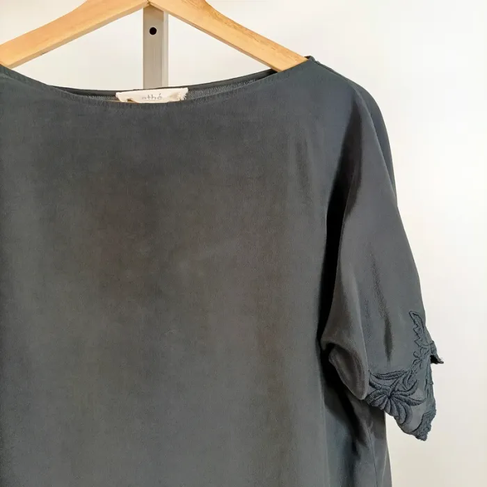 Tshirt noir en Soie - manches courtes, broderies et lien à la taille taille 36 A577 - photo numéro 3