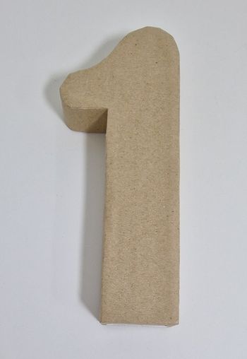 Chiffre en carton
20 x 13 x 2,5 cm