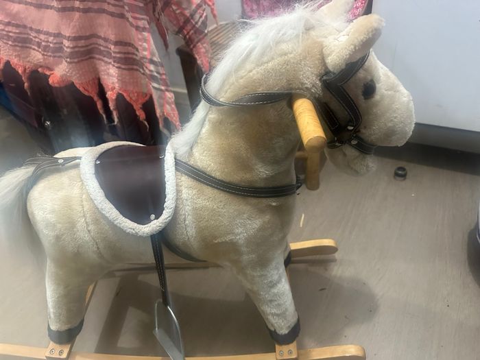 Cheval à bascule en peluche – poignée bois – selle et étriers – bon état