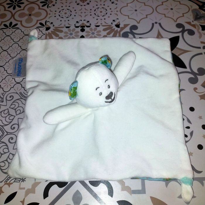 Doudou ours blanc bleu fleurs Musti Mustela