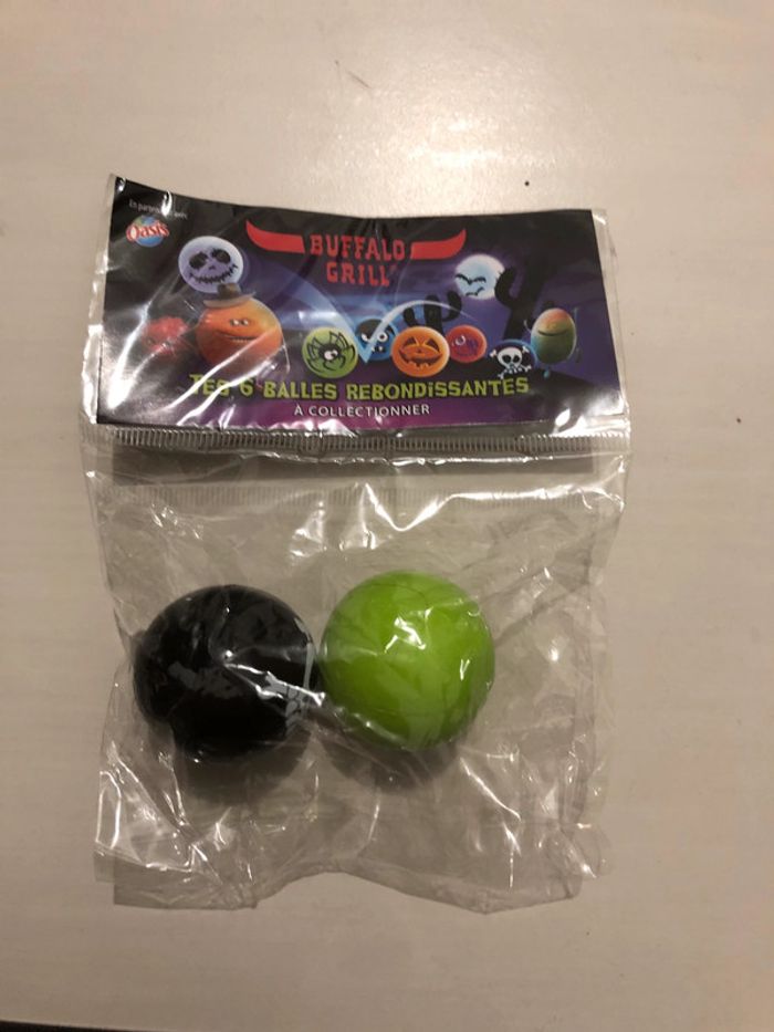 lot de deux balles rebondissantes vertes et noires halloween Oasis par buffalo grill