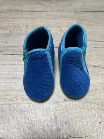 Très jolie paire de chaussons garçon 20