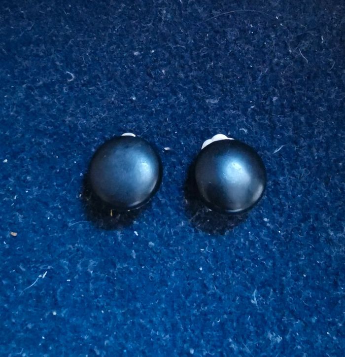 Petits clips ronds noirs