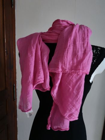 Echarpe châle en coton rose froissé