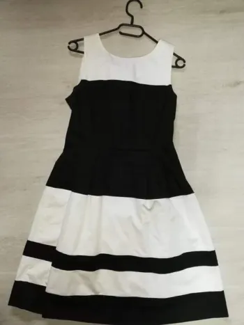 Robe noire et blanche