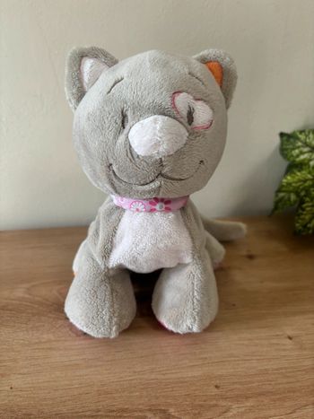 Doudou peluche chat gris noeud rose fleurs cœurs noukies