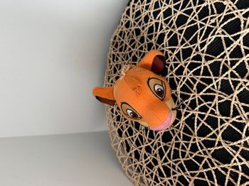 PELUCHE PORTECLEF AVEC HISTOIRE SIMBA ROI LION