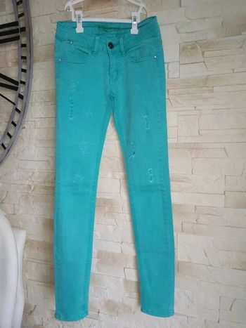 Jean femme effet used monday denim 34 tbe 2 micro tâches aux fesses à peine visible porté 1 fois