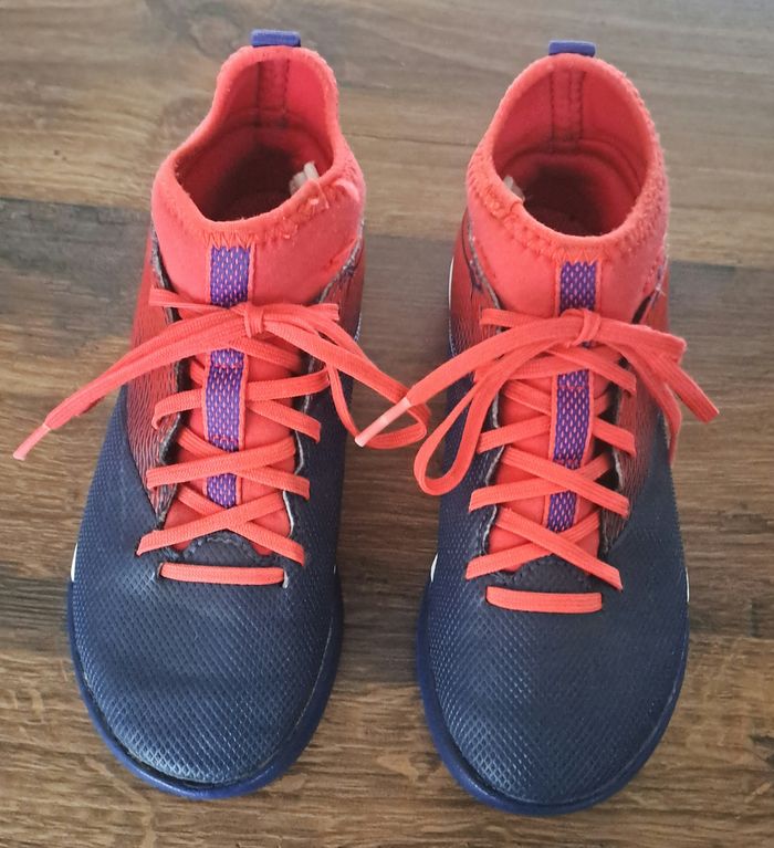 Chaussures ou crampons de football enfants agility 500 TF Kipsta bleues et rouges taille 30
