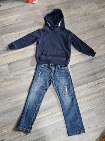 Ensemble jeans et sweat à capuche