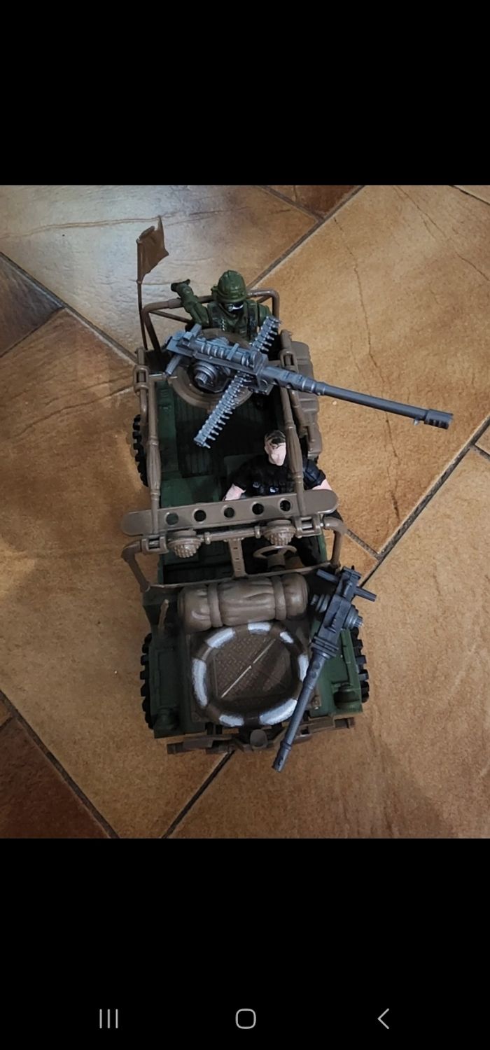 Jeep militaire avec 3 personnages