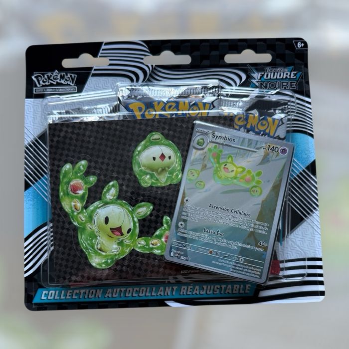 Pokémon JCC : Collection Autocollant réajustable Écarlate et Violet - Foudre Noire - Symbios (1 Carte Promo Brillante et 3 boosters) stickers