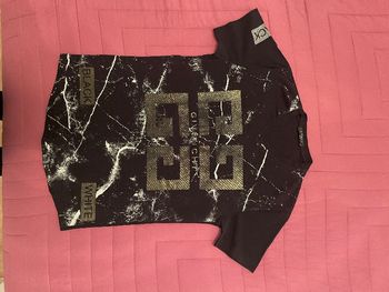 Très beau tee shirt Givenchy.