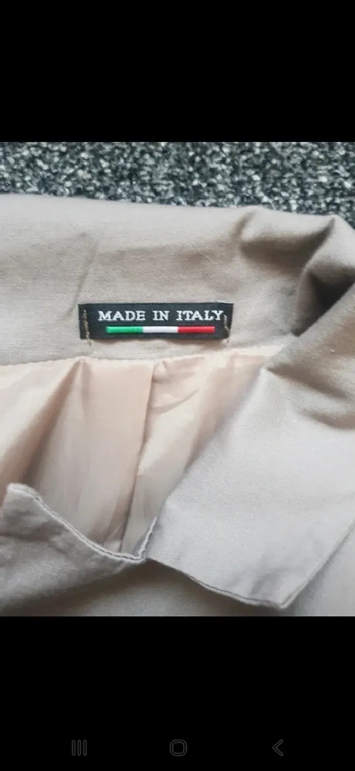 Superbe Blazer taupe taille L
Couleur entre le gris et taupe - photo numéro 6