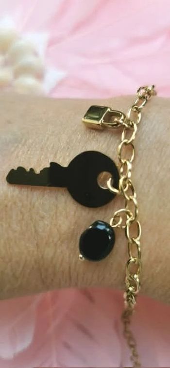 Bracelet mailles larges réglable acier inoxydable or breloques xl clef cadenas perle noire