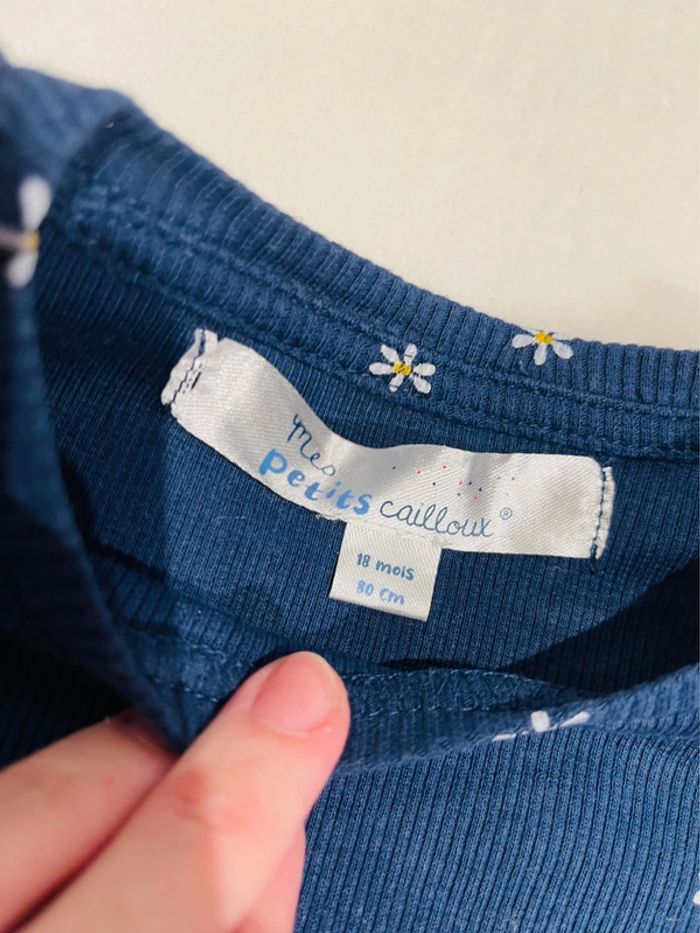Haut manches longues bleu marine avec petites fleurs marguerites 18 mois /80cm Les petits cailloux - photo numéro 4
