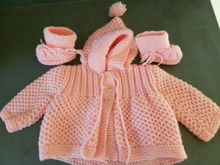 Veste et chaussons tricot bébé fille