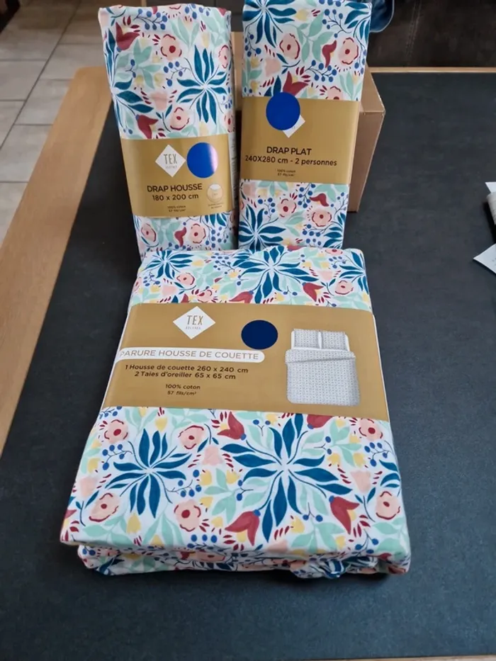 Ensemble drap housse, drap plat,housse de couette et ses deux taies