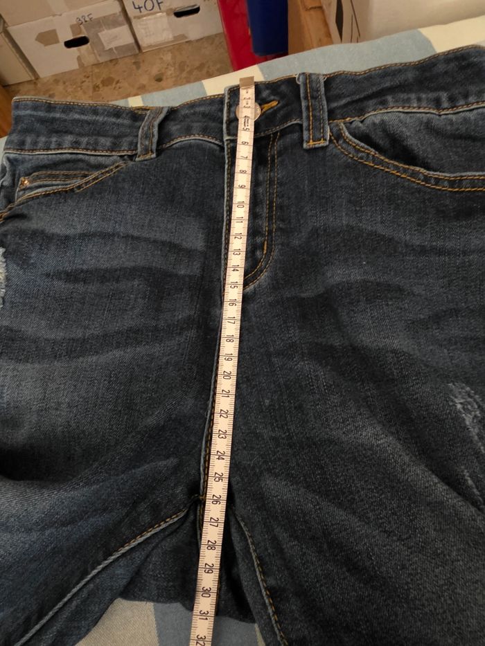Jean ,bleu , légèrement décolorés par endroit et déchiré ,en excellent état, en coton/polyester/elasthanne, longueur 103cm, largeur de taille 36cm, largeur de cuisse 27cm, hauteur de taille 31cm, marque Tissaïa = 5€ - photo numéro 5