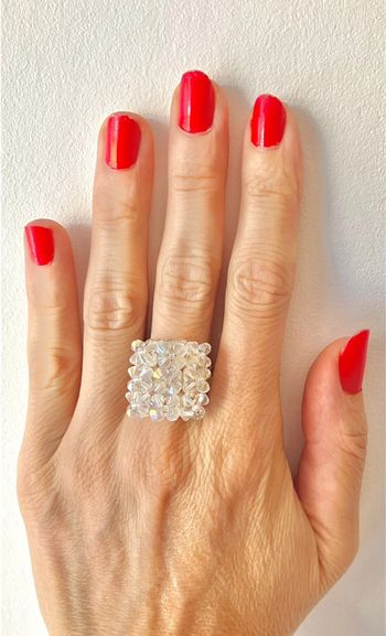 Bague ajustable avec petites perles transparentes
