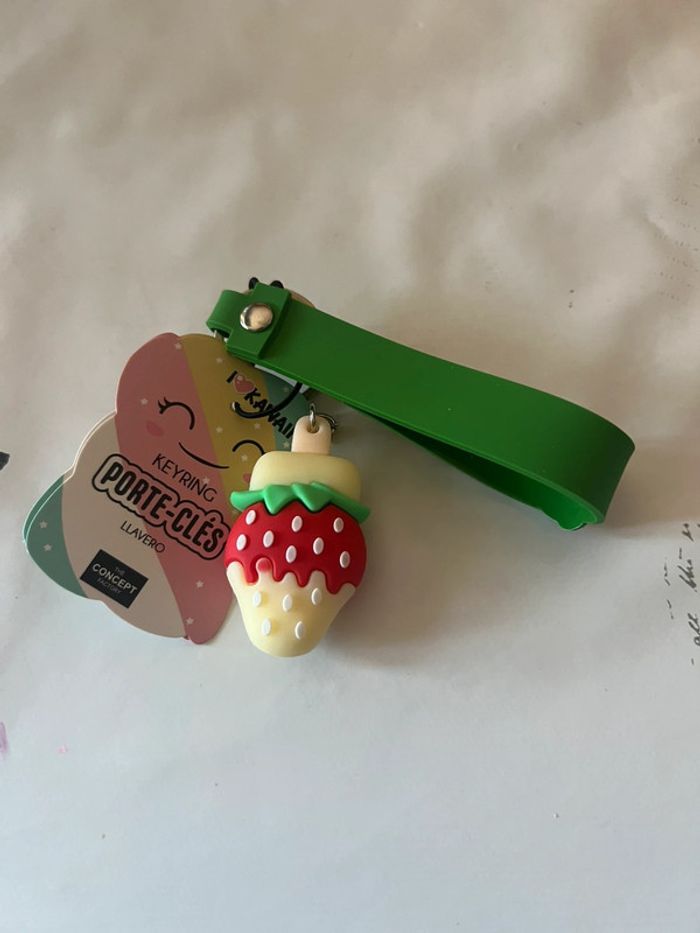 Porte clé petite fraise collection Kawaii neuf ! - photo numéro 3
