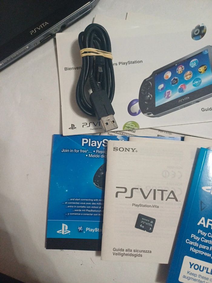 PS Vita Wi-Fi PCH-1004 en boite - photo numéro 12