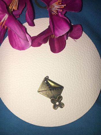 Pendentif fantaisie métal doré vieilli enveloppe coeur fleur love