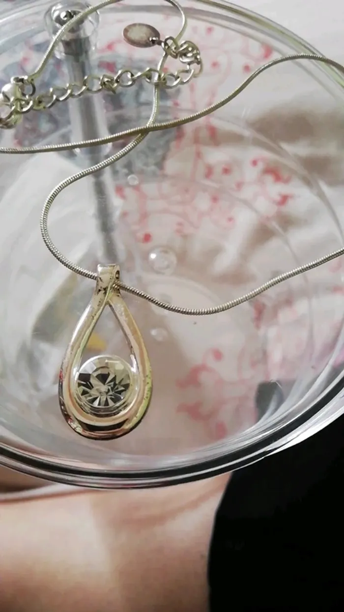 Collier avec petit diamant.