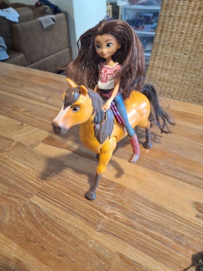 Spirit va au trot avec lucky