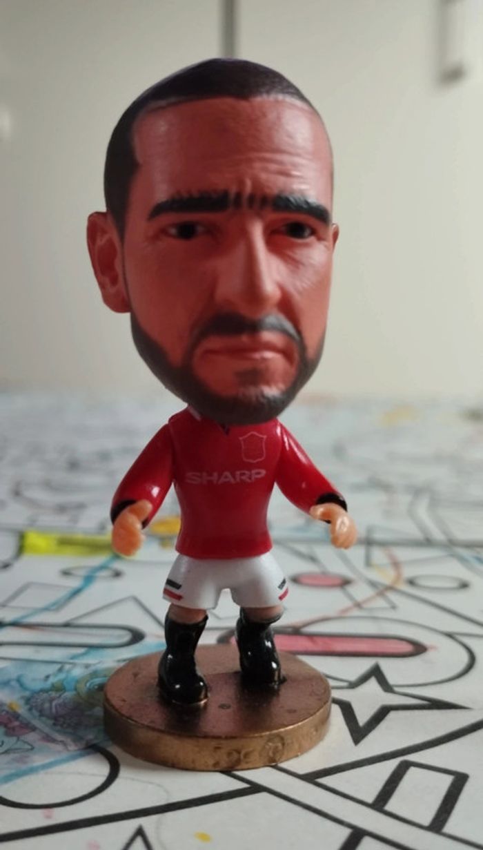 Petite figurine football neuve Éric Cantona maillot Sharp