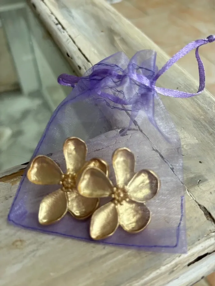 Boucle d'oreilles fleurs dorées - photo numéro 3