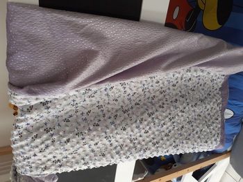 Couverture 1 personne Pluie mauve de petites fleurs 140cm x 220cm (R10/2025)