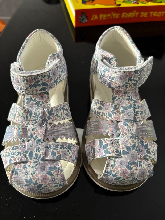 Chaussures neuves taille 24 - photo numéro 2