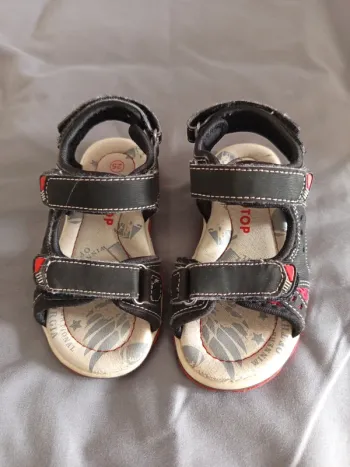 Paire de sandales 25