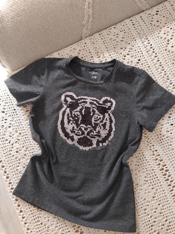 Tee shirt sequins motif Lion