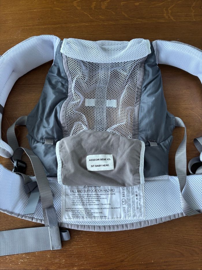 La différence principale est que le PhysioCarrier 2 est une solution tout-en-un (sans accessoire) avec une assise ajustable en largeur pour l’écart du bassin du nourrisson et une partie centrale ajustable en hauteur pour la taille de l’enfant (comme sur l - photo numéro 6