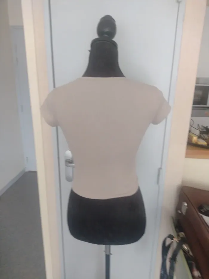 T-shirt moulant crop beige Bershka – taille S - photo numéro 3