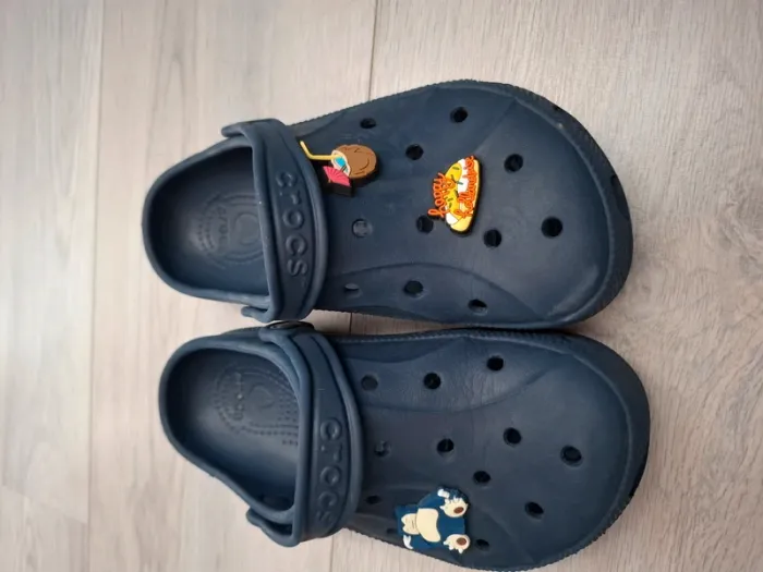 Crocs bleu J3 avec 3 déco de la photo. - photo numéro 8