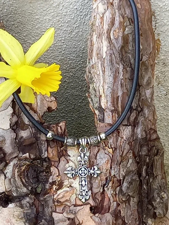 Collier religieux avec sa croix - photo numéro 2