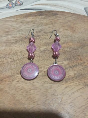 Boucle d'oreilles pendante couleur rose mauve