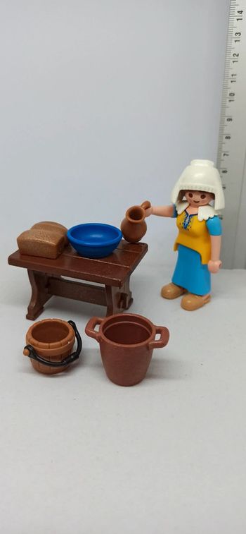 Femme fermière avec table et accessoires playmobil