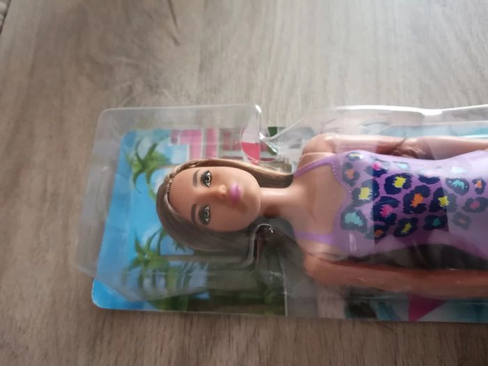 Barbie neuve à la plage en maillot de bain - photo numéro 3
