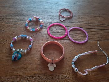 Lot de bracelets fille colorés (Disney, perles, élastiques)