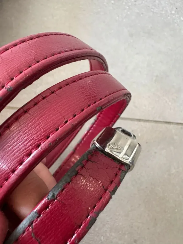 Pochette rouge Mandarina Duck avec une bandoulière usé, 37x28cm - photo numéro 14