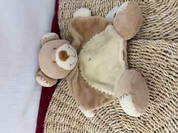 DOUDOU PLAT ARRONDI NICOTOY SIMBA OURS BASTIEN ECRU MARRON BEIGE CROIX 