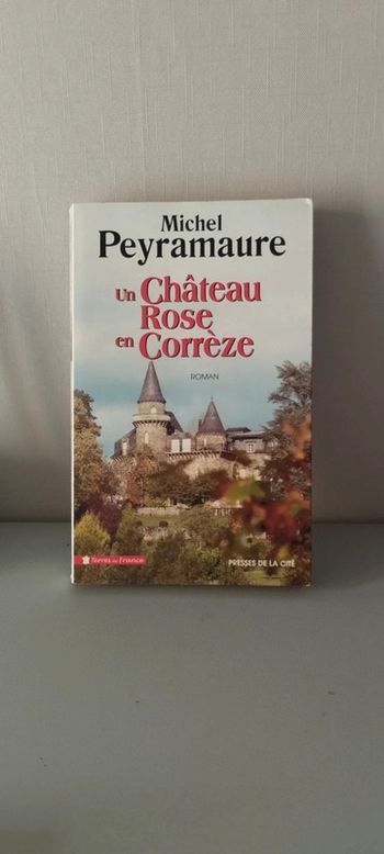 Un château rose en Corrèze