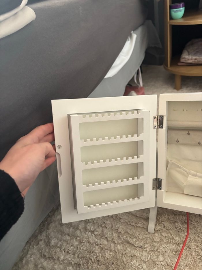 Boîte à bijoux sur pied en bois blanc - photo numéro 1
