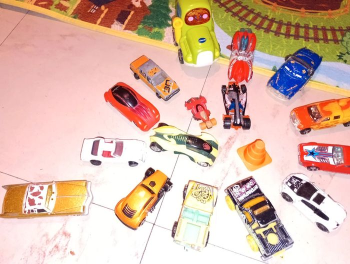 Tapis de jeu Sol avec 100 voitures ville/pays en excellent état marque playtive - photo numéro 10